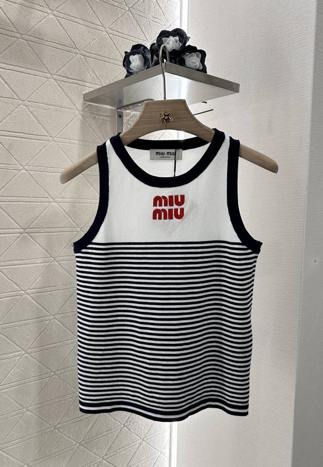 Miumi* 2025新品上架 条纹挖肩针织背心 定制Yb丝毛纱线织造 质感高级舒适 挖肩背心剪裁 胸前亮眼红色刺绣字母徽标图案 彰显品牌个性 凸显穿搭高级感