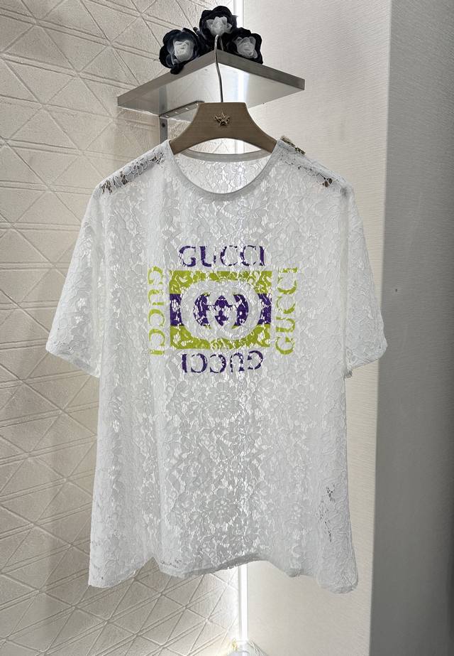 Gucc* 2025新品上架 绣花上衣短裤三件套套装 定制Yb进口绣花棉纶材质 透气舒适 复古高级 圆领绣花镂空短袖上衣素色吊带打底 居中以两色印花标志性字母徽