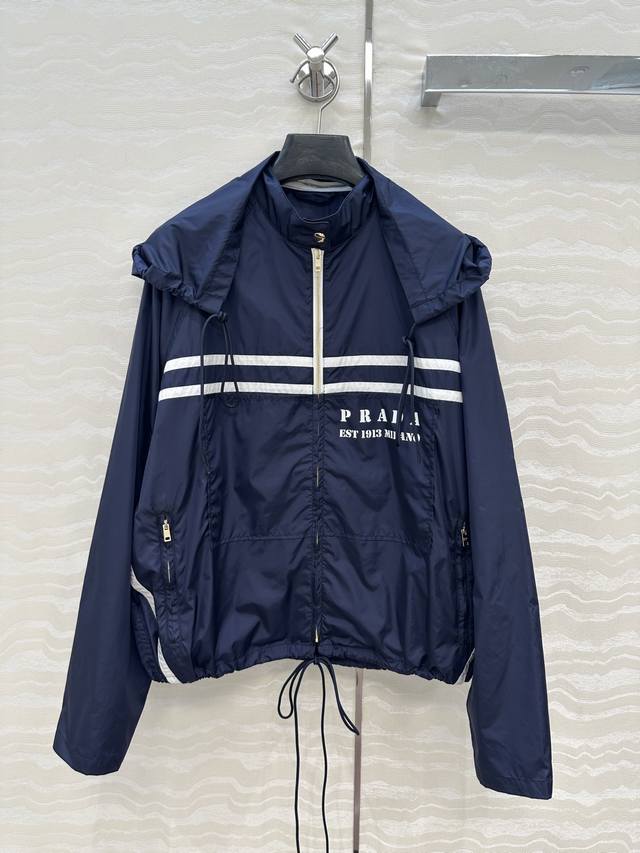 独家首发 原单品质！Pr时髦精穿搭！限量胶囊系列 轻薄再生尼龙拉链夹克外套！经典连帽可拆卸版型下摆抽绳设计。海军蓝配色，减龄时髦又帅气！进口再生尼龙记忆丝面料质