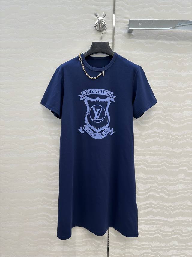 独家首发 爆单推荐，L25S春夏新品Bourgeoise系列，金属链条短袖连衣裙。海军蓝Monogram定位印花Logo。取材柔软舒适的棉质针织，经典时髦又高级