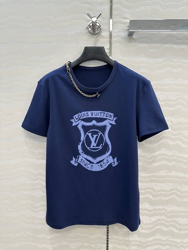 独家首发 爆单推荐，L25S春夏新品Bourgeoise系列，金属链条短袖T恤。海军蓝Monogram定位印花Logo。取材柔软舒适的棉质针织，经典时髦又高级！