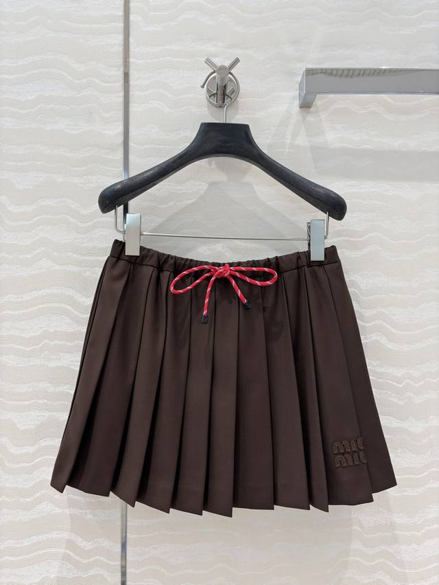 独家首发原单品质Miu系穿搭！学院风少女压褶短半裙！进口斜纹精纺面料质感超赞！复古学院风文艺少女必入单品！定位贴布刺绣字母，撞色皮扣织带设计，松紧腰系带版型上身