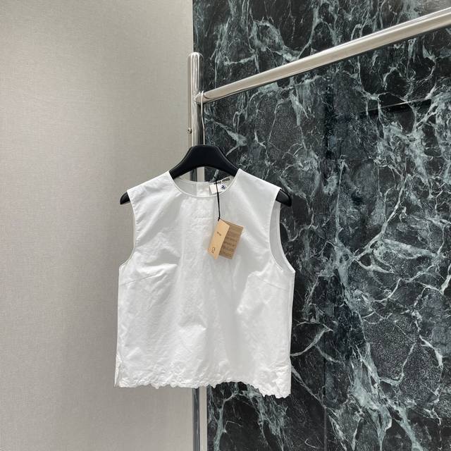 Miu 25夏季新款 刺绣无袖背心上衣 胸前刺绣字母Logo下摆花卉重工刺绣 上身非常高级气质瞬间拉满！辣妹女孩们必入单品！拍照超鸡具有时髦感！绝对的与众不同