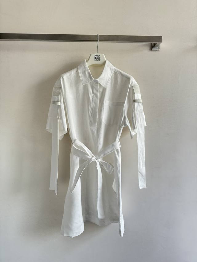 Loew*25Ss 新款飘带袖衬衫连衣裙，飘带袖子品牌皮质标点缀，把一件简约基础的衬衫裙变得时髦有范儿，胸前口袋的设计很有特色又经典！同时裙摆最底处也做了口袋就