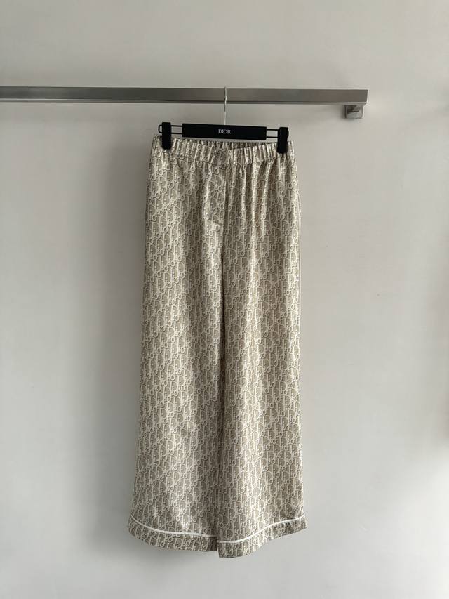 Dio*25Ss 新款松紧腰真丝阔腿长裤，舒适度十足 经典印花图案元素，贵气十足，上身随性洒脱，落落大方，真丝面料 如丝般滑过肌肤，带来无与伦比的舒适感，质感超
