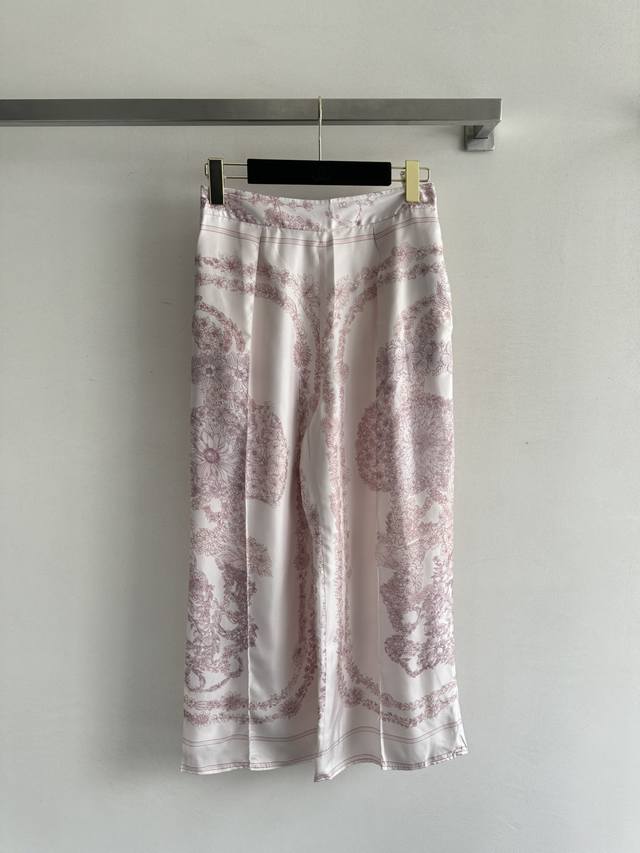 Herme* 25Ss新款斜纹真丝裤子，缎面真丝顺滑舒适，满印花图案时髦吸晴，裤子阔腿版型，后腰橡皮筋设计更有包容性，与系列衬衣一套搭配超时髦贵气！Smlxl
