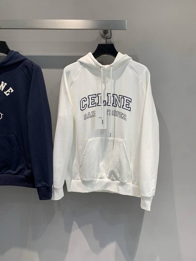 原版开发 Celin*2025早秋新款时髦字母Logo连帽卫衣。采用百分百纯棉面料，亲肤舒适，透气性佳。经典配色，简约又高级 标志性字母与图案设计，自带时尚辨识