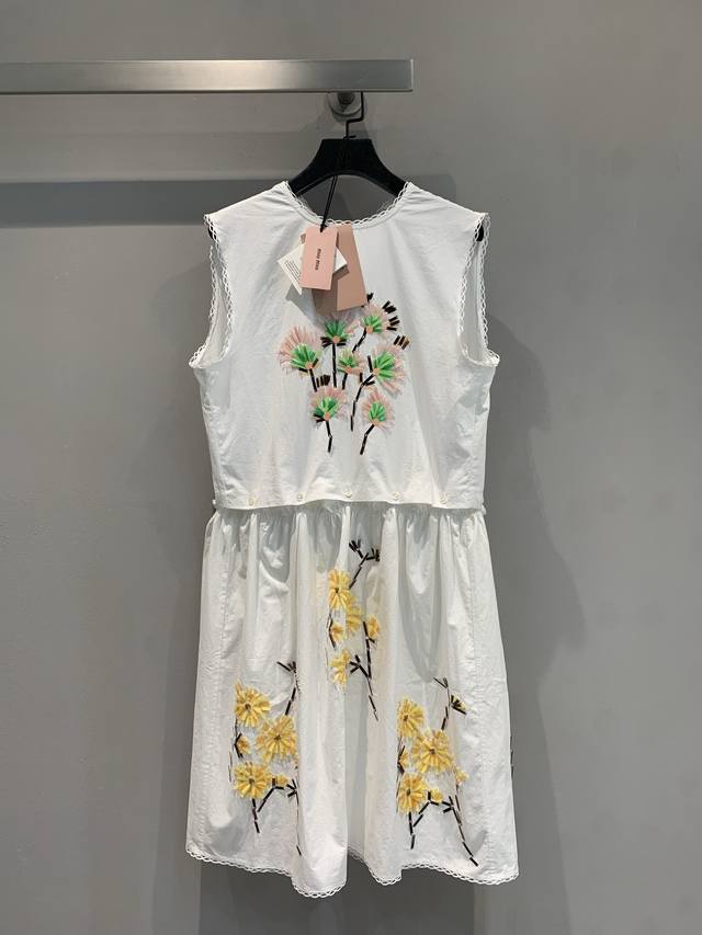 原版开发 Miumi*2025春夏新款甜美风花边重工刺绣两件套连衣裙。白裙控狂喜无袖设计+彩色刺绣，把春天穿在身上～ 收腰+裙摆小花，甜美又灵动，像从花园里走出