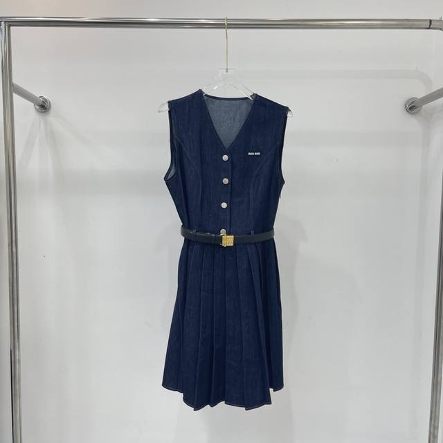 2025Miumiu夏季新款无袖牛仔连衣裙单排扣收腰腰部，压折设计，搭配腰带显现腰型。一色ＳＭＬXＬ