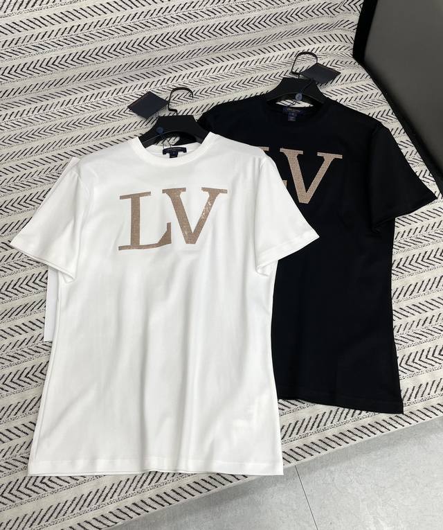 25Ss 早春新款 L*V立体Logo珠片字母图案T恤！ 强烈推荐热卖款！ 做工品质看细节 Color：白 黑 Size：Sml