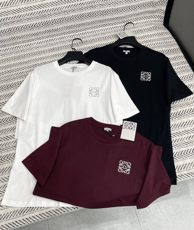 25Ss 早春新款 Loewe简约奢华钉珠字母Logo图案T恤！ 强烈推荐热卖款！ 做工品质看细节 Color：白 黑 酒红 Size：Sml