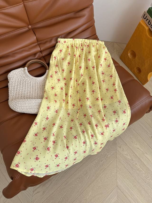 夏季小碎花 25春夏 韩系温柔小碎花半裙 夏天的氛围感穿法 度假也很适合 小碎花元气又明媚 整体色调是低饱和度的 温柔的恰到好处 小清新扑面而来 一色三码