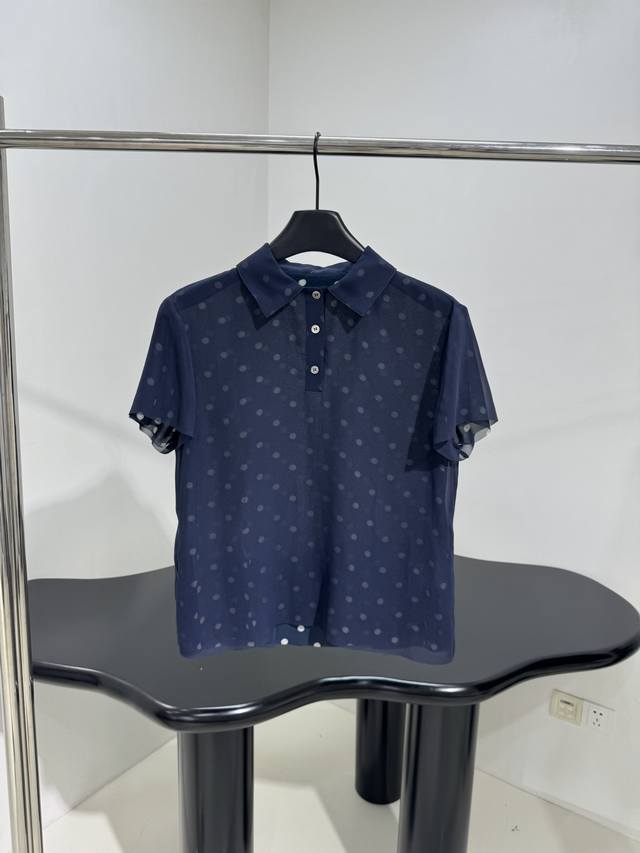 25新品假两件波点Polo衫 此款Polo衫饰有当季波点图案 采用毛边剪裁和双层网眼结构 Polo 领口 纽扣开合 微透明假两件设计 时髦俏皮感 推荐一套入 ：