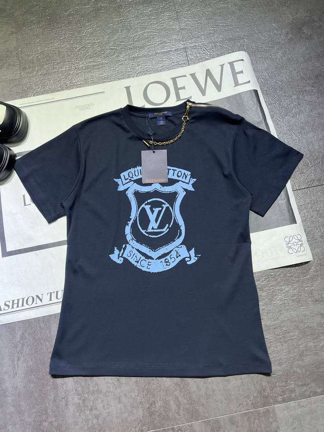 Pp *L*V路易威登 25年早秋女士 Crest 印花T恤 出货，定制面料颜色，定位印花，搭配原版开发金属链子，上身超显皮肤，现货Sml