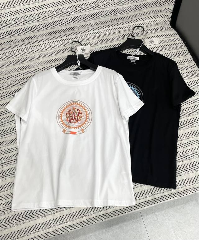 25Ss 早春新款 Hermes简约徽标Logo字母印花图案T恤！ 强烈推荐热卖款！ 做工品质看细节 Color：白 黑 Size：Sml