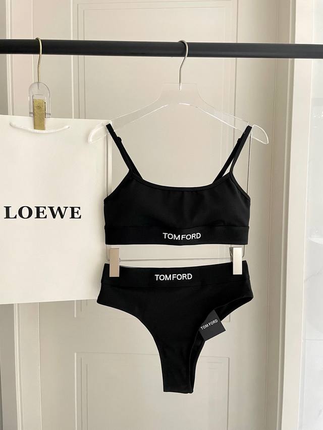 Tom Ford适合多种场景的游泳衣♀海边 游泳池 温泉 水上乐园 漂流都可以内搭也完全可以 连体设计遮肉显高挑 腹部有点肉肉也不影响咱美美的 背面设计大露美背