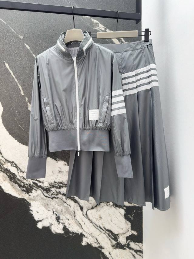 外套 半裙 Tb 25Ss 春夏新品运动少女风灰色记忆丝尼龙夹克+中长款压褶半裙 集减龄和时髦于一身的套装 配色很好看 经典条杠元素拼接拉链式藏领设计 小短款版
