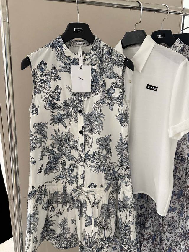 Dio*买到了一条神仙品质的～ 25Ss春夏新款 植物印花立领 独家高版出品！松紧抽绳裙摆设计 简洁不失设计感 植物印花图案 百穿不厌的经典 复古又吸睛时髦 可
