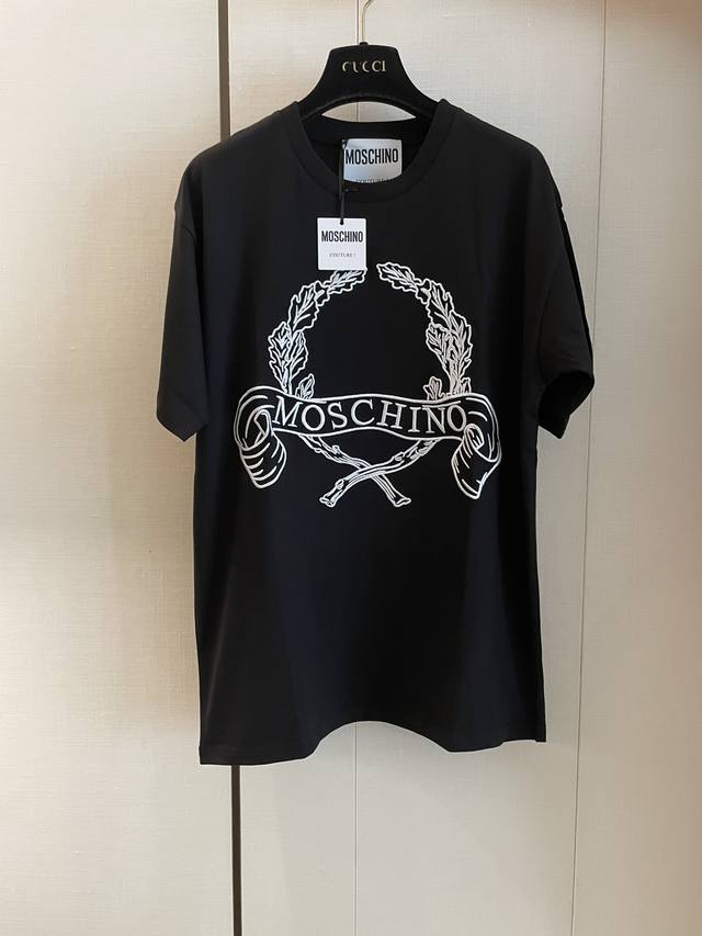 Moschin*夏季新款短袖T恤 潮范儿必入！定制高克重纯棉质地，摸起来就软软的，很细腻，亲肤舒适。很简单的圆领设计款！胸前刺绣图案，章显个性魅力 ，怎么穿搭都