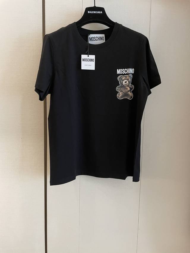 Moschin*新款夏季短袖 黑色小熊的碰撞真的太好看了！ 胸前小熊印花＋字母标识 打破单调，醒目吸睛~，有设计感的造型，为T恤增添了更多个性与辨识度，无论单穿
