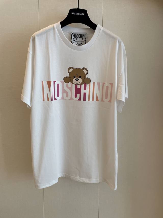 Moschin*新款卡通小熊短袖 Yb定制纯棉面料舒适亲肤，经典小熊图案俏皮可爱，时尚百搭，适合日常通勤或休闲穿搭，展现青春活力与个性魅力！尺码Xxs Xs S