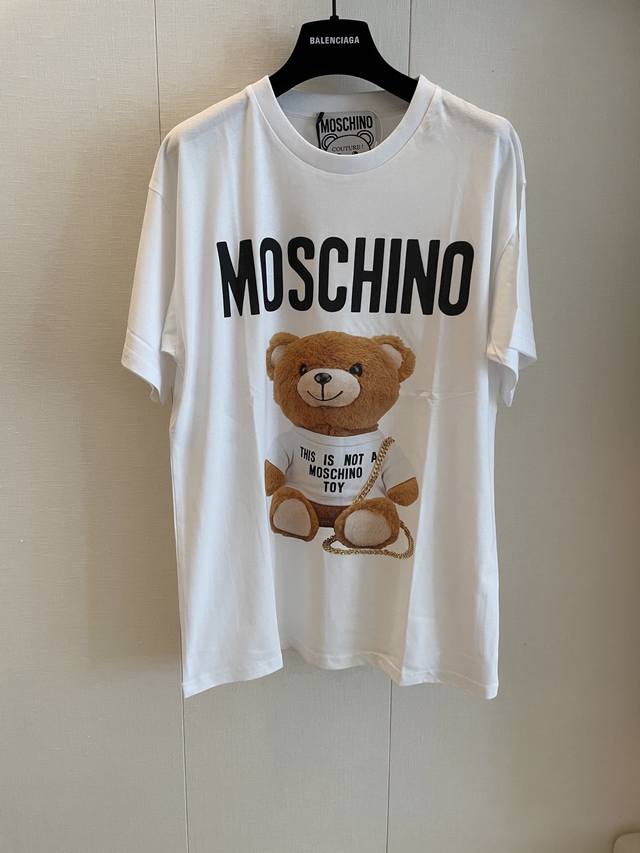 Moschin*新款小熊印花短袖，采用优质纯棉面料，柔软透气，穿着舒适。标志性的小熊图案充满趣味与时尚感，轻松搭配各种风格，适合日常休闲或聚会穿搭，展现活力与个