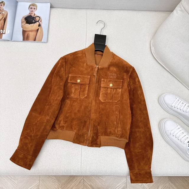 Miu 25Ss 早秋最新款复古棕色系麂皮绒夹克皮衣外套Miu系少女可露丽风 独家定制百分百进口麂皮绒小羊皮面料 甜妹减龄少女风气质罗纹领拼接设计 工装双口袋立