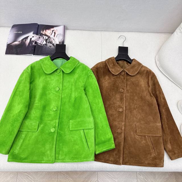 走秀同款 Pd 25Ss 春夏最新本季必入麂皮绒皮衣外套 高智感时髦精穿搭 潘彼得领的反差感可甜可盐 经典H版型百搭又显瘦 百分百进口麂皮绒小羊皮面料 全手工艺