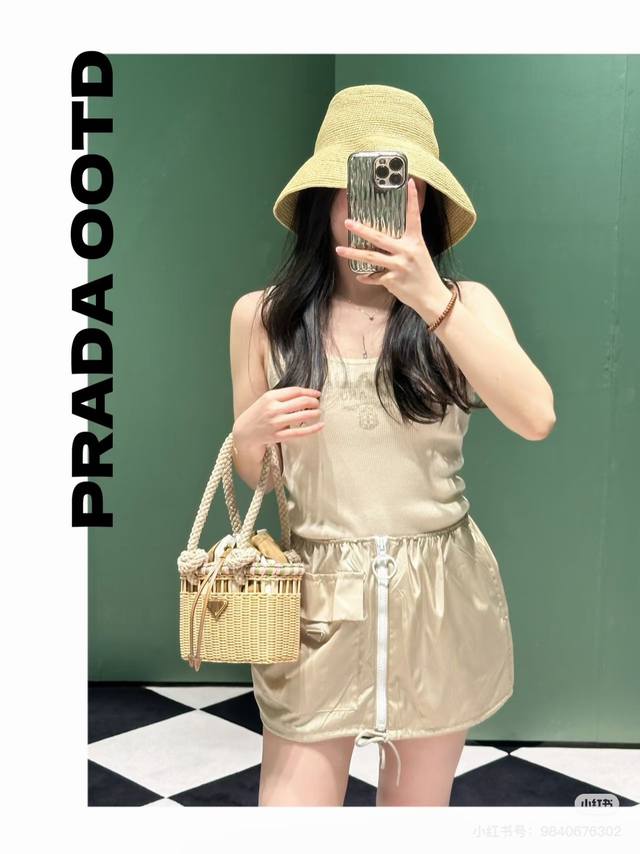 短裙 Prad* 25Ss春夏新款 三角标双口袋拉链短裙。原版开发！高版出品！定制开发面料与版型裁剪 夏日穿搭也很舒适 高级的咖色搭配白色的拉链与五金配饰 下摆