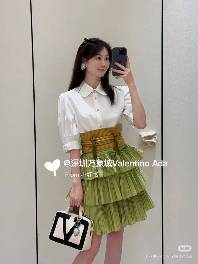 Valentin*25新款。基础款衬衫 原版开发 高版出品。原版开发 高版出品 质感垂顺舒适 养肤贵气 正肩翻领衬衫设计 修饰身材气质恬静 。 精致领口和袖口