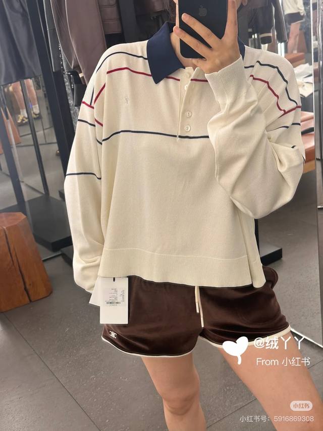 Celin* 25Ss早春新款 系扣刺绣针织短款Polo上衣。原版开发！高版出品！明星同款！采用高品质桑蚕丝棉混纺纱线 手感细腻丝滑 贴身穿很舒适清爽 刺绣品牌