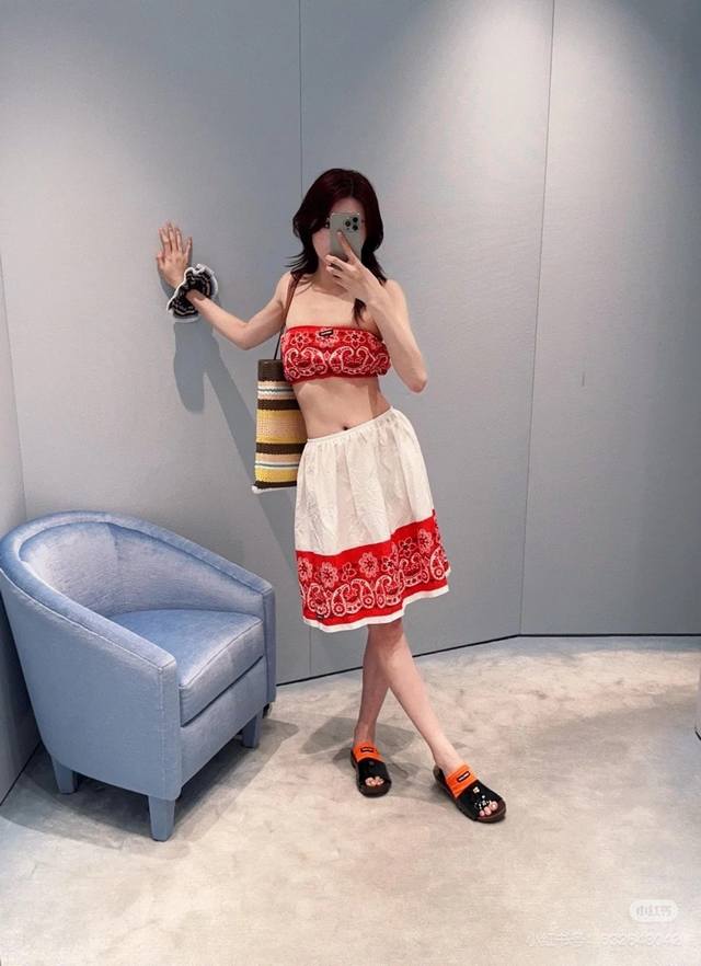 抹胸 半裙 Miumi* 25Ss春夏新款 徽标腰果花色弹力抹胸+半身裙。原版开发！高版出品！元气少女的大红色上身超级高级！府绸面料制作 饰有品牌标识 弹力松紧