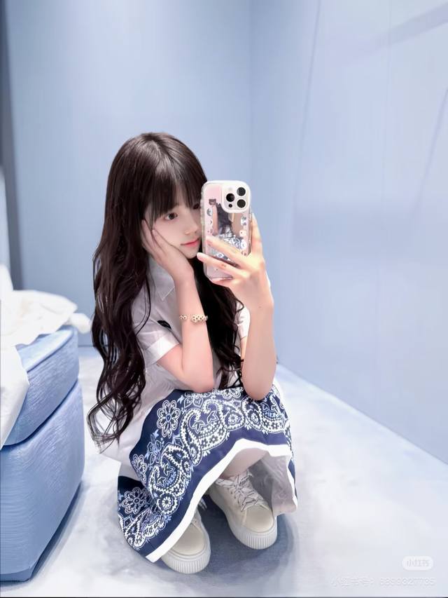 Miu Miu 25腰果花色拼色短袖衬衫连衣裙 波西米亚度假风格太牛啦，日常跟度假都适用的连衣裙 Yb100%棉材质，短袖白衬衫领，优雅又干练。蓝色腰果花印花和