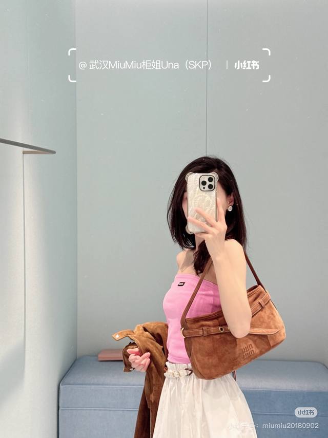 Miumi* 25Ss春夏新款 微标荧光色针织抹胸。原版开发！高版出品！进口纱线织造 细腻肌理 柔软舒适 平口抹胸裁剪 螺纹包边增添精致调性 修身版型穿出时髦气
