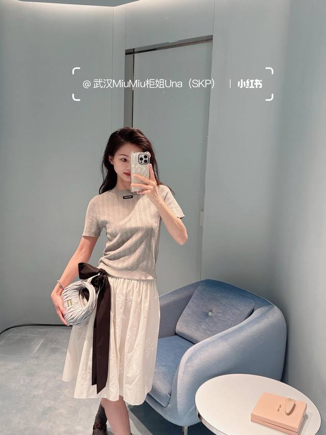 Miumi*25Ss春夏新款 崁花徽标字母镂空针织花边圆领短袖上衣。原版开发！高版出品！白富美必入神器 万能百搭修身版型超显瘦 进口纱线质感超舒适 复古气质时髦