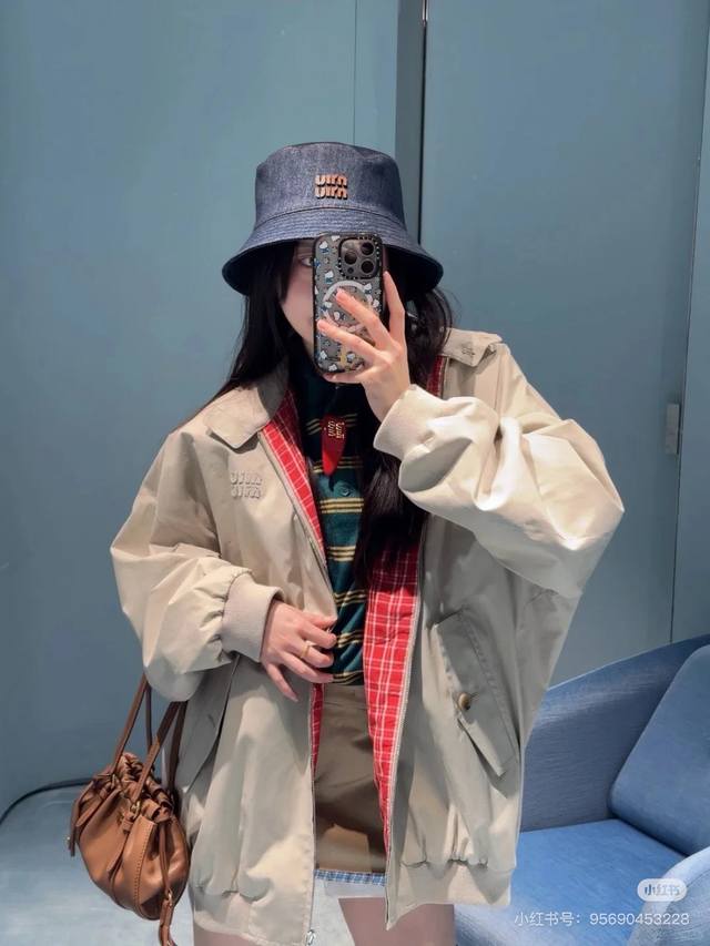 Miu Mi* 25Ss春夏新款 微标红格内衬翻领长袖宽松休闲外套。原版开发！高版出品！定制色织内衬面料 注意区别市面低版本！男女同款宽松版型 饰有品牌标识刺绣