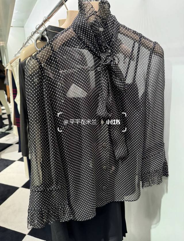 衬衫 Prad* 25Ss春夏新款 波点印花两件套衬衫。采用波点经典元素 打造精致优雅。原版开发 高版出品！进口100%桑蚕丝面料，这款印花真丝半身裙结合精致线