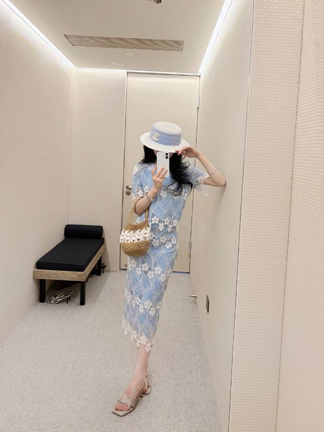 套装 新款气质优雅知性套装 ，5整体一套搭配时髦指数立刻升级 廓形很美 透出几分大女人的成熟气质 显瘦又有品位 Smlxl 面料：水溶 M码胸围94肩宽31衣长