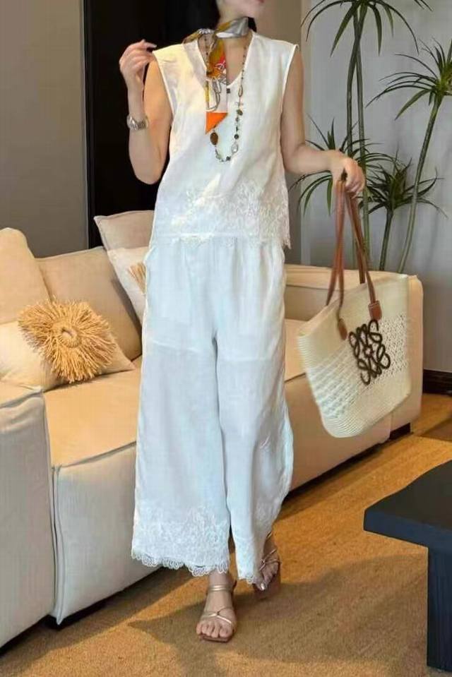 套装 重磅主推！亚麻酵洗高级感拼接镂空蕾丝花套装！V领上衣+阔腿裤！省去搭配烦恼！！老钱风穿搭精髓！白色.黄色！两色四码Smlxl 面料：亚麻 S码胸围92肩宽