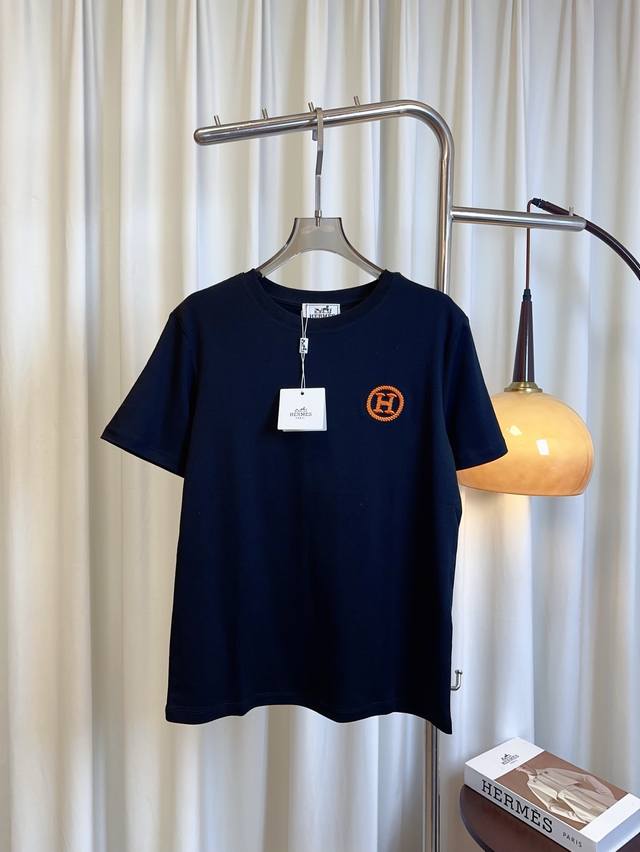 Her**新款刺绣徽标Logo T-Shirt 定制纯棉面料 手感软糯 柔软舒适 采用麻花刺绣徽标Logo点缀 精致减龄 女生必备款 最高品质 欢迎对比 白色