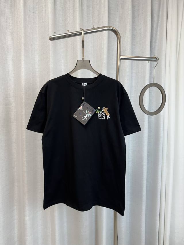 Loe*E新款联名款工艺刺绣兔子印章徽标Logot-Shirt 定制纯棉面料 克重高 质感好 舒适亲肤透气 采用工艺高密度刺绣徽标点缀 图案萌宠 精致减龄 外穿
