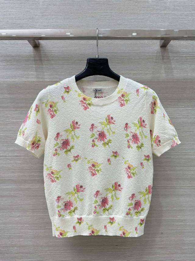 原单品质，独家首发 Lw 25春夏新品，艺术感碎花主题印花针织短袖！定制Yb棉毛纱线织造 细腻柔软 弹力十足 精致圆领短袖版型 袖口和领边条纹相呼应 细节满分