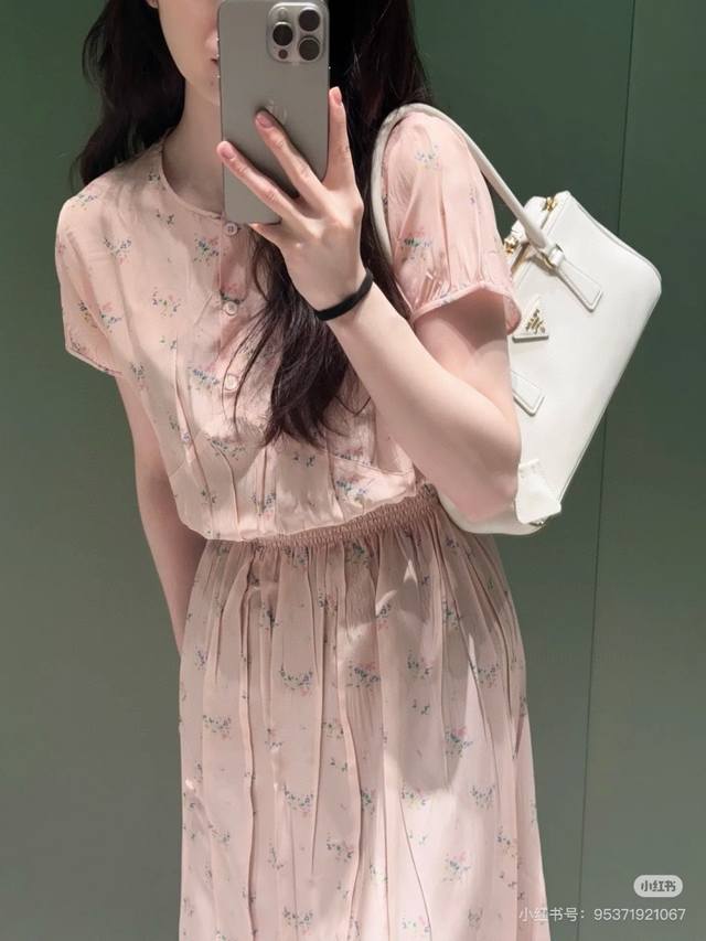 Prad*25New粉色水洗桑蚕丝印花连衣裙，下摆可以扣起来，独有特色夏日柔美的印花色彩，荷叶领背心版型上身温柔气质十足～独家定制进口Yb水洗桑蚕丝材质，上身轻
