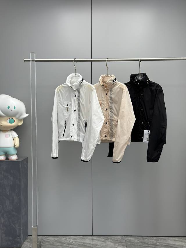 货号042005 Moncler春夏新品Lico女士短款拉出式立领兜帽夹克风衣外套 女装春秋装夹克小口袋多功能外套 实穿好搭 酷飒帅气 抛开传统基础款设计 小短