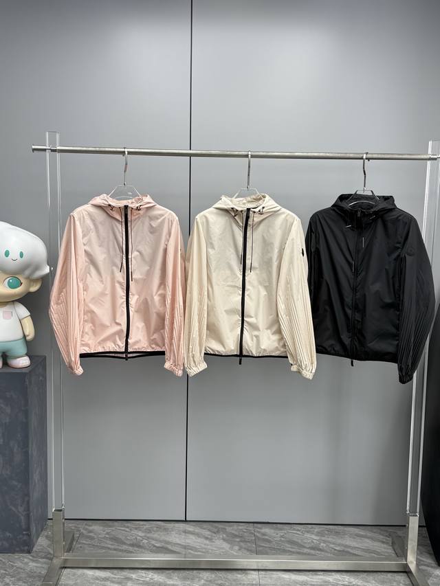 货号052009 新品Moncler蒙口25春夏新品 Panat女士连帽夹克外套 袖子风琴褶皱立体剪裁 抬手不卡腋 不规则 时尚感 工艺更具亮点 轻透面料 上身