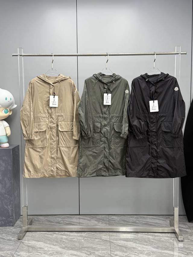 货号05 新品Moncler蒙口2025新款春夏 女Hiengos长款宽松防晒风衣外套 采用防水面料制成 非常适合温和天气穿着。这种尼龙面料以其轻盈和卓越的防水