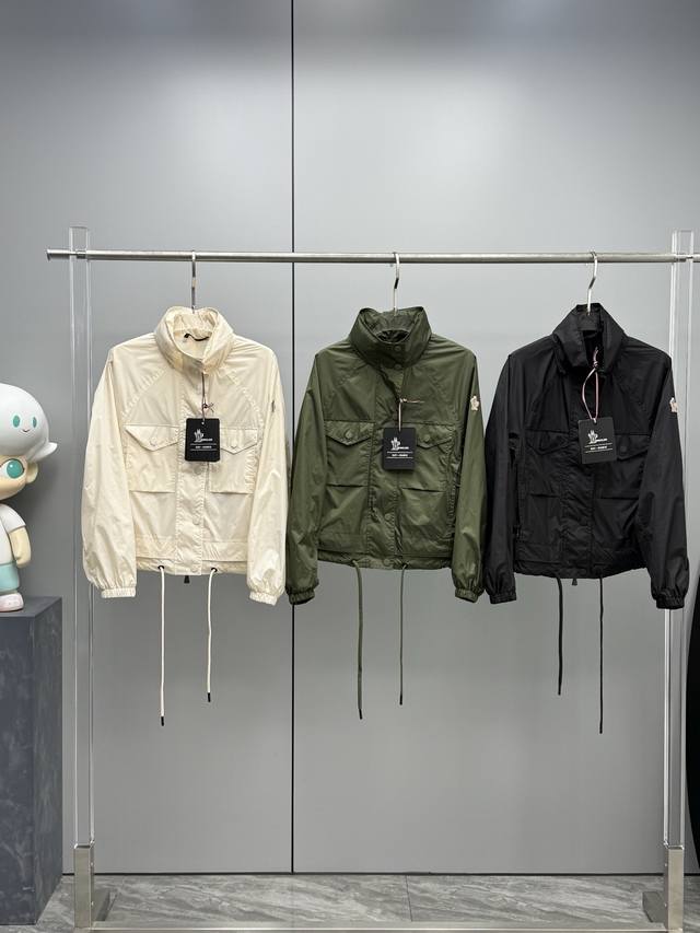 货号052013 新品Moncler蒙口 早春户外 新款 Nor女士立领连帽夹克外套 Nor夹克采用科技尼龙制成，设有网眼衬里，设计兼顾性能与审美需求。这款功能