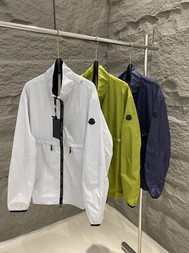 货号055007 新品Moncler蒙口 新款立领防风夹克外套男女同款 经典的标识搭配让整体造型设计优雅时尚为潮流加分.防晒防风防护更强大. 科技Longue