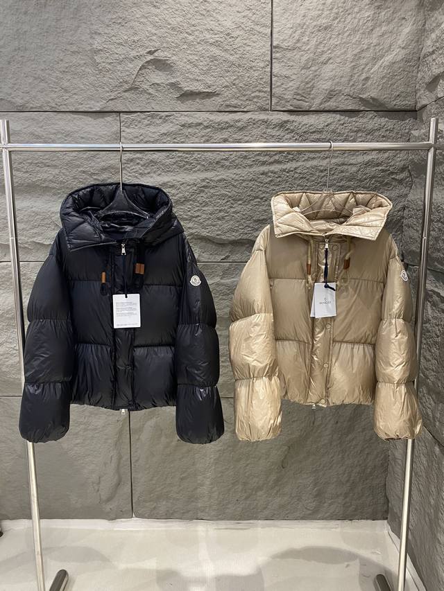 货号042093 Moncler Borey连帽羽绒外套 M帽绳面包女装 轻量Longue Saison尼龙羽绒夹克，Dist认证，绗缝设计。落肩设计，抽绳兜帽