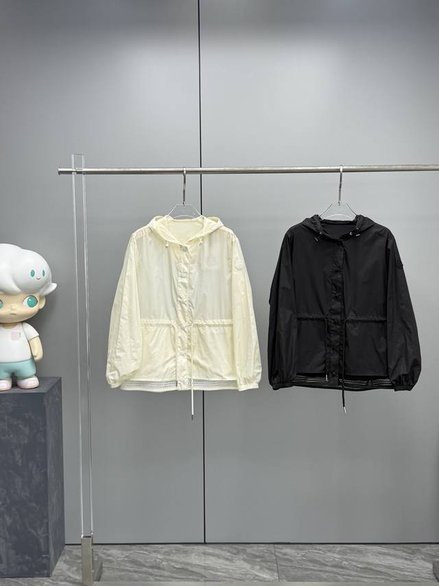 货号05 新品Moncler蒙口 新款 Rochebonne女士连帽可收腰显夹克裙摆外套 Rochebonne采用塔夫绸制成，演绎日常优雅格调。功能性尼龙面料轻